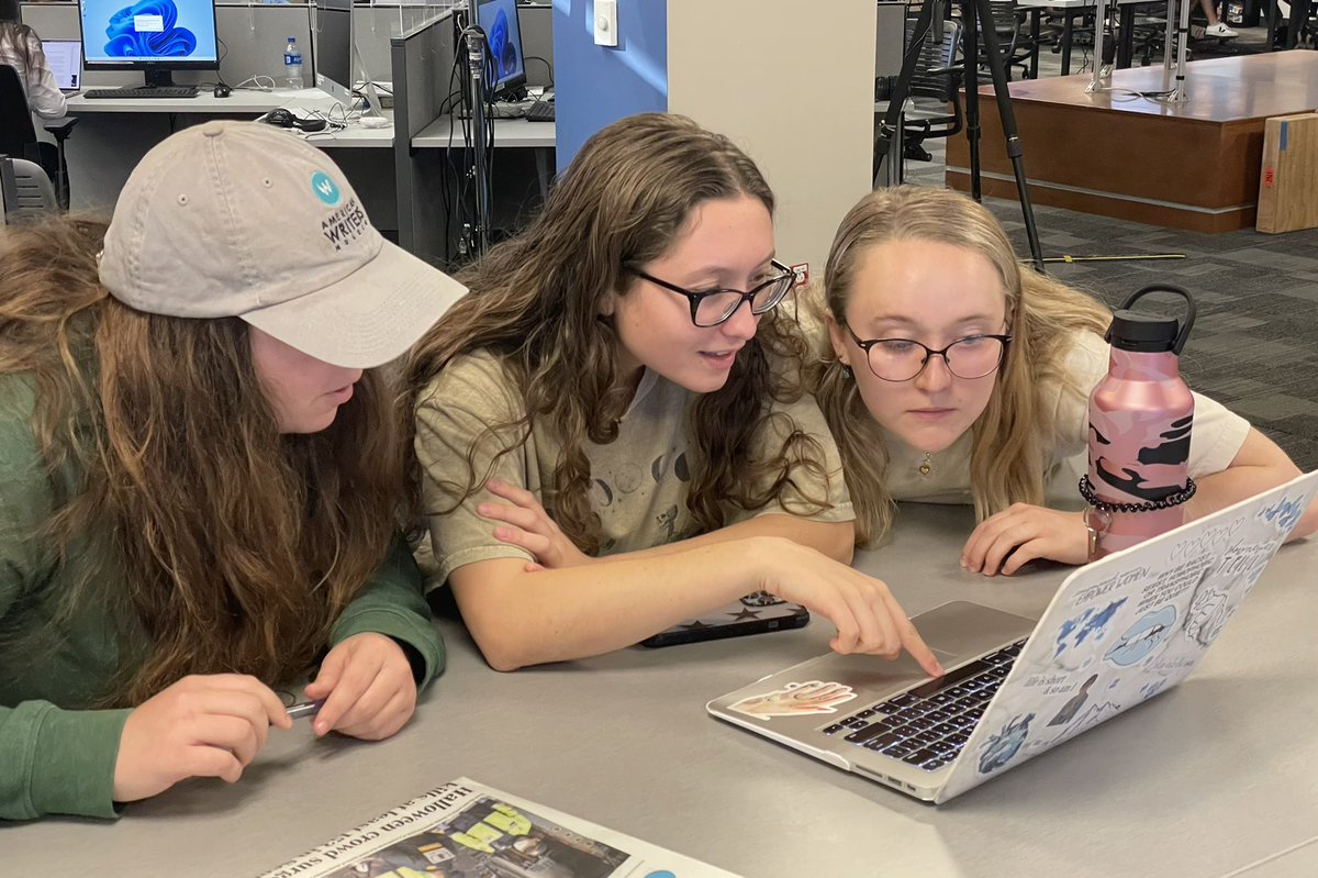 herbertlowe's tweet image. Witnessed in the @WUFTNews newsroom at @UFJSchool the moment @taylorswift13 revealed her upcoming tour dates. Who knew #loweclass seniors @_heatherbushman @juliana_f616 @meggmcglone are #swifties?