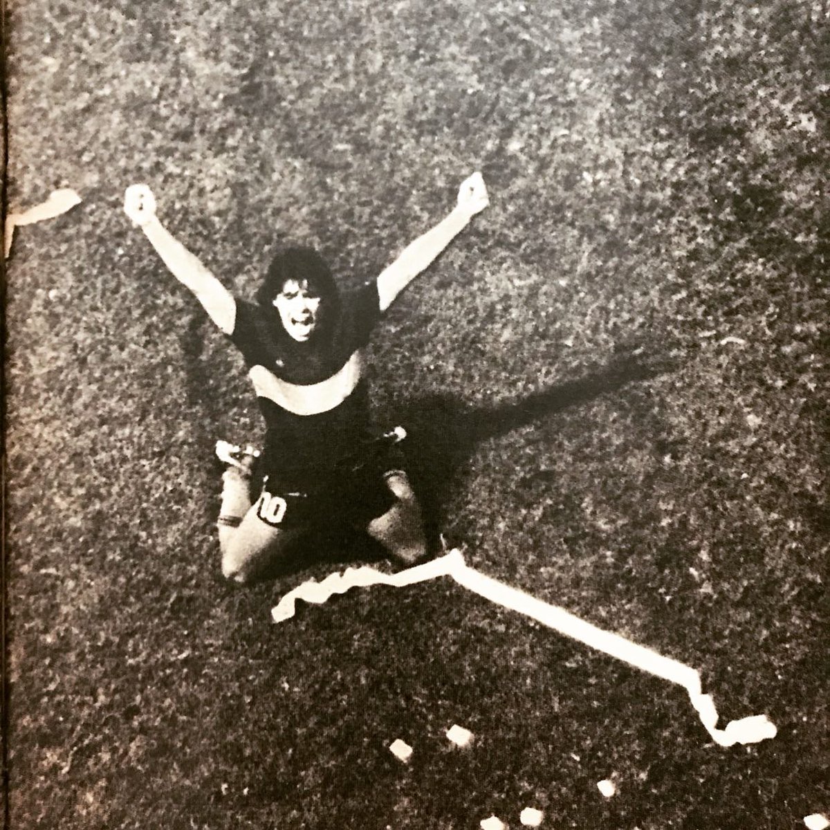 EL GRITO.

Bombonera, 1981: Diego dejó en ridículo a Fillol y Tarantini, marca un golazo histórico en su primer Superclásico y lo festeja con la gente. La hermosa imagen fue subida por <a href="/pablobatlle/">Pablobatlle</a> en su Instagram @coleccionistadeboca.