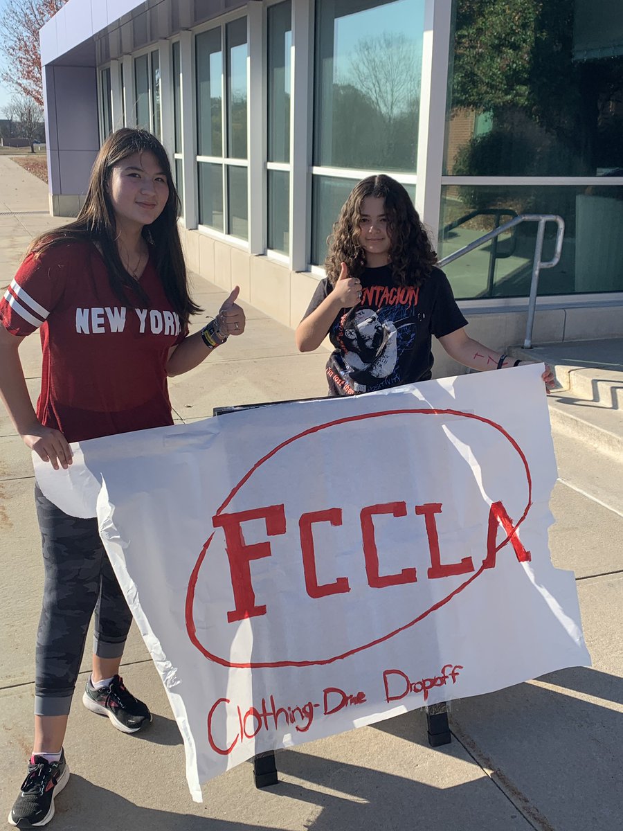 Spangler_FCS's tweet photo. Thank you to all of the @PiperUSD203 families that donated bags gently used clothing, shoes, and fabric goods at our first of three FCCLA drop off nights! We collected 30 bags out of our goal of 300, so we have plenty of work to do! Catch us pick up #2 this Saturday 9-11am at PHS https://t.co/w6WE46aSAT