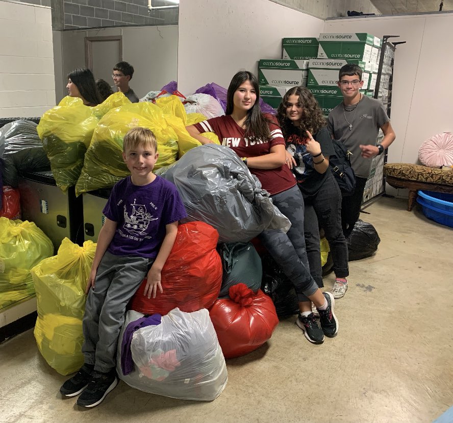 Spangler_FCS's tweet photo. Thank you to all of the @PiperUSD203 families that donated bags gently used clothing, shoes, and fabric goods at our first of three FCCLA drop off nights! We collected 30 bags out of our goal of 300, so we have plenty of work to do! Catch us pick up #2 this Saturday 9-11am at PHS https://t.co/w6WE46aSAT