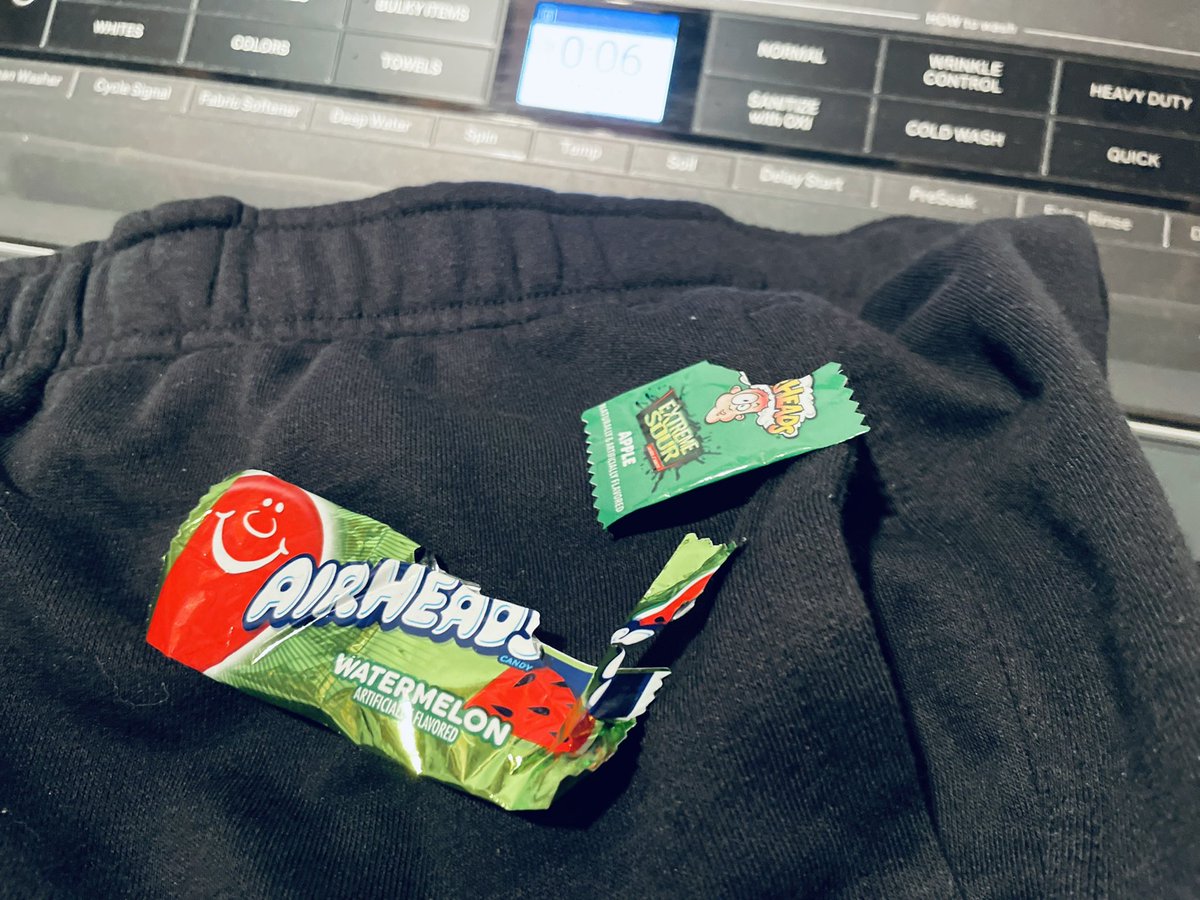 amicdesigner's tweet photo. Ahh, November. The month you’ll have an excessive amount of candy wrappers in your kids’ pockets during laundry. 

#psa #checkthosepockets #November https://t.co/wNH6hdmfRs