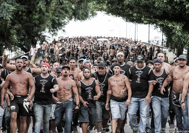 Por obséquio, os senhores poderiam desobstruir a Via Dutra?