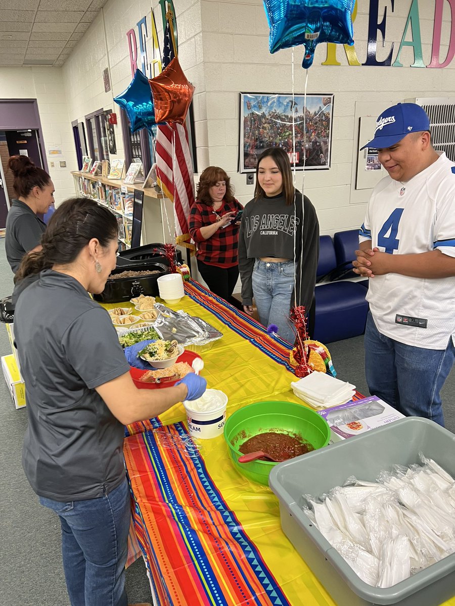 Burges_Mustangs's tweet photo. Itโs a FAFSA Fiesta!๐ช
@HsBurges Senior families came to โtacoโ bout getting that money ๐ต for college ๐ฎ ๐จโ๐ #FAFSANight @jason_yturralde @BurgesMustang @ELPASO_ISD @FancyClancyALL @ajmonci https://t.co/BUekReedjs