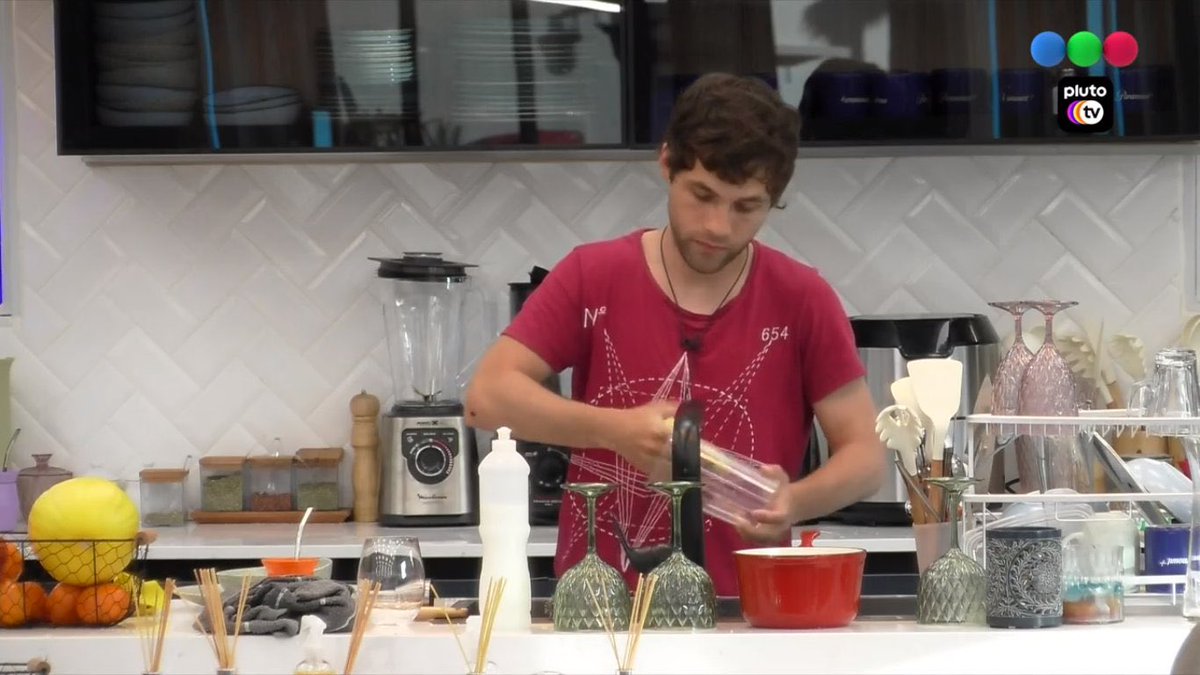 vi_uruguay's tweet photo. A QUIEN BANCAN? 

RT- Thiago 
MG- Agustin (Frodo) 
#GH2022 #GH22 https://t.co/FLZMbQCWly
