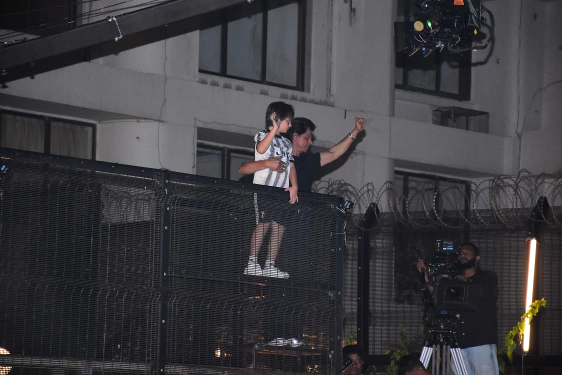 ndtv's tweet photo. Shah Rukh Khan (@iamsrk) greets fans gathered outside his residence 'Mannat' in Mumbai on his 57th birthday. 

#HappyBirthdaySRK https://t.co/BYG88b0w5A