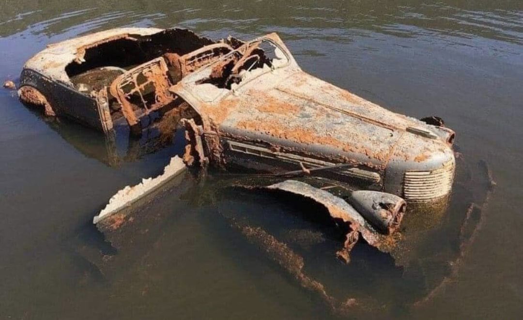 VegasIssues's tweet photo. A 1938 Chrysler Imperial convertible was recently discovered at Lake Mead: https://t.co/kKxX8PA739