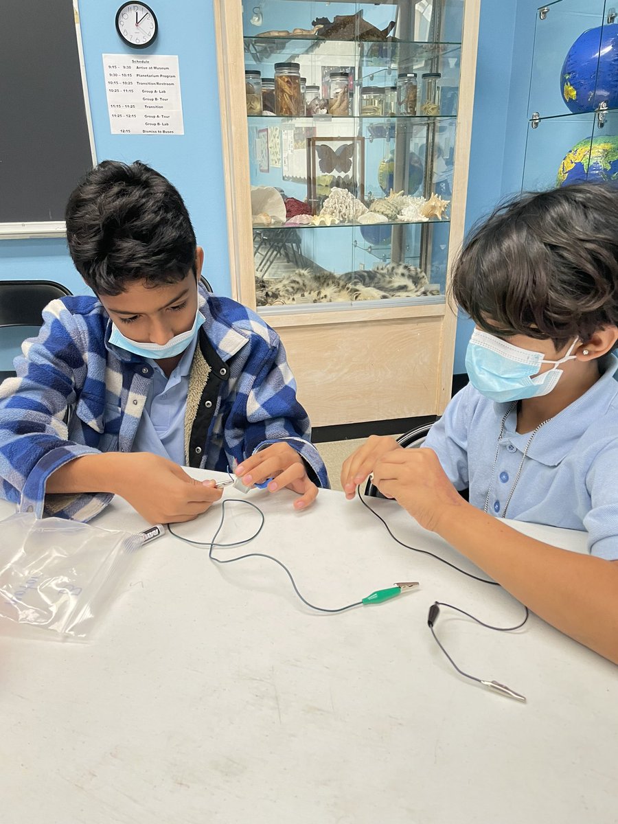 MsVelazquez_4th's tweet photo. Our 4th graders learned about the Earth’s rotation, moon phases, fossils, human evolution, and circuits! A field trip to the HMNS is one for the books! 👍🏼🌎 https://t.co/GlENPG3GLH
