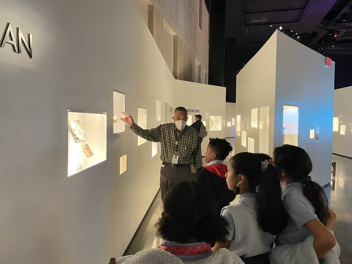 MsVelazquez_4th's tweet photo. Our 4th graders learned about the Earth’s rotation, moon phases, fossils, human evolution, and circuits! A field trip to the HMNS is one for the books! 👍🏼🌎 https://t.co/GlENPG3GLH