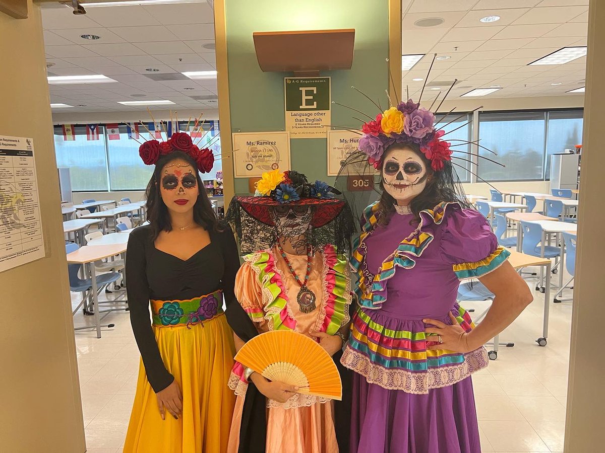 TFHECommunity's tweet photo. Feliz #DiaDelLosMuertos 

In Mexico &amp; all over the world, people are showing their love &amp; respect for their deceased family members! 

This beautiful ofrenda was put together by the students and staff of Latino College Preparatory Academy. https://t.co/KN0dZlxIBc