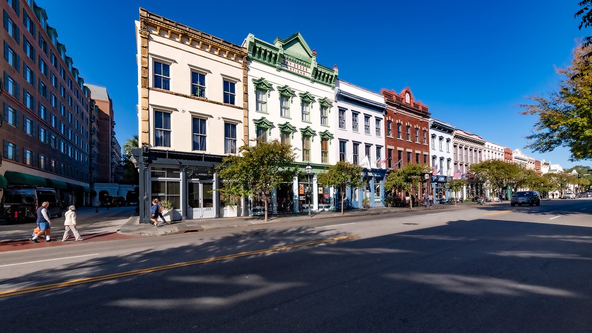 stevemouzon's tweet photo. Good urbanism has a great variety in a narrow range. Look closely at this Charleston block: the buildings are roughly the same height &amp; 3-5 bays wide, but each one is detailed a little different from the rest. Makes for a place with great Walk Appeal. https://t.co/ApAAmoKxta