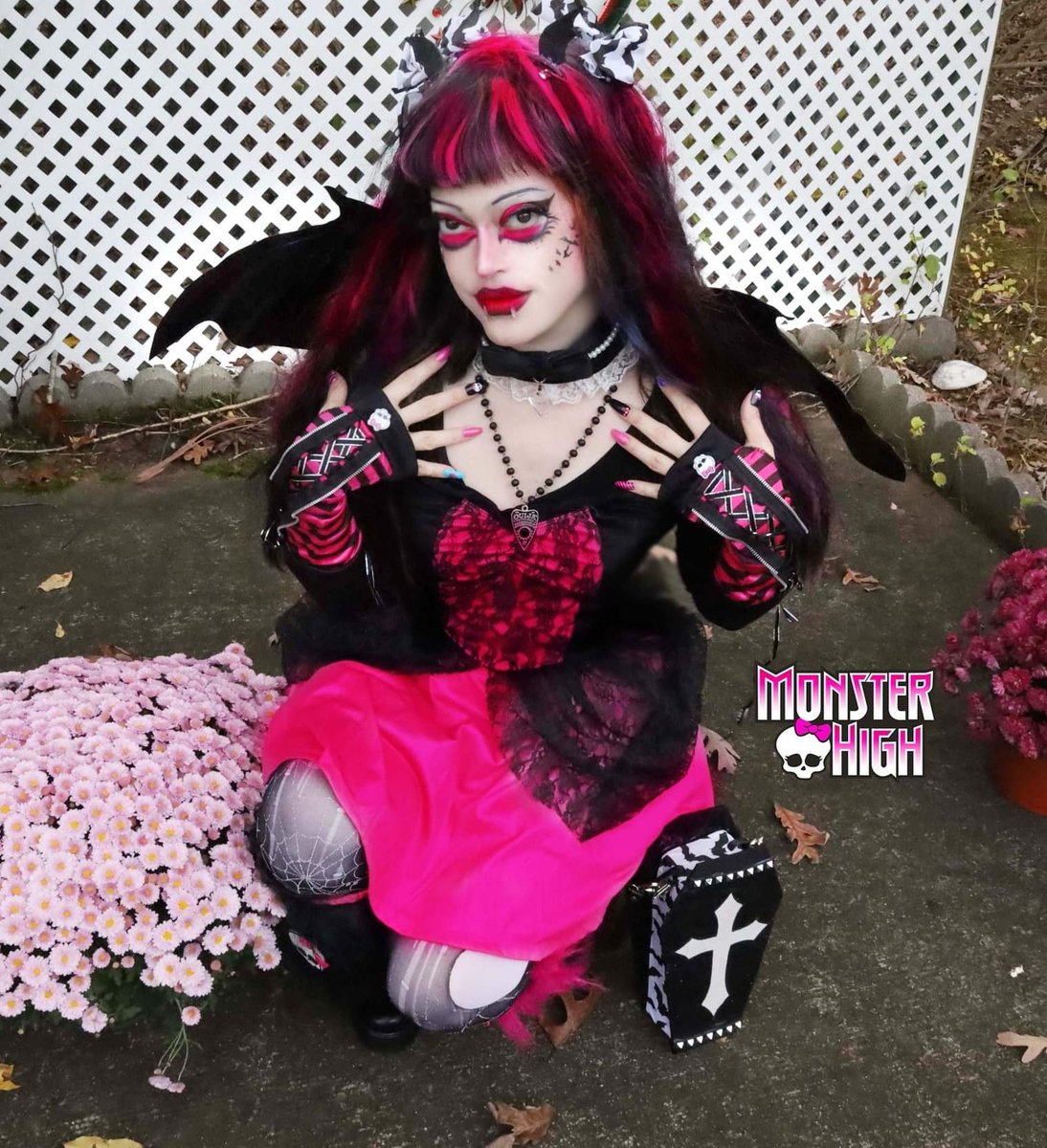 MissMortesin's tweet photo. Yesterday's costume ๐ค๐, hope everyone had a fun Halloween. As promised another Monster High rp! #monsterhighcosplay #cosplayer #monsterhighdoll #ASMR #monsterhighmakeup #monsterhighroleplay #monsterhighcostume #draculaura https://t.co/9CINsEhGHG