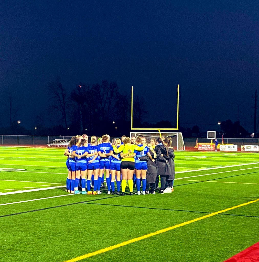 Todd_spinner's tweet photo. Tough loss tonight at big walnut. Really special group of young ladies. Fun to watch them compete and never quit. #KeepYourHeadsUp🐻
@BerlinBears_SS @OBHSGSoccer @OBHSBearsSoccer @BerlinBearsAD @OHSAASports https://t.co/gsDFZoaLkb