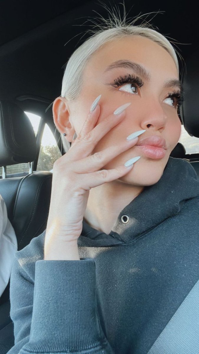 twfbig's tweet photo. How to start november. Slayyyy! @agnezmo 🔥 https://t.co/4FEe0MlF40