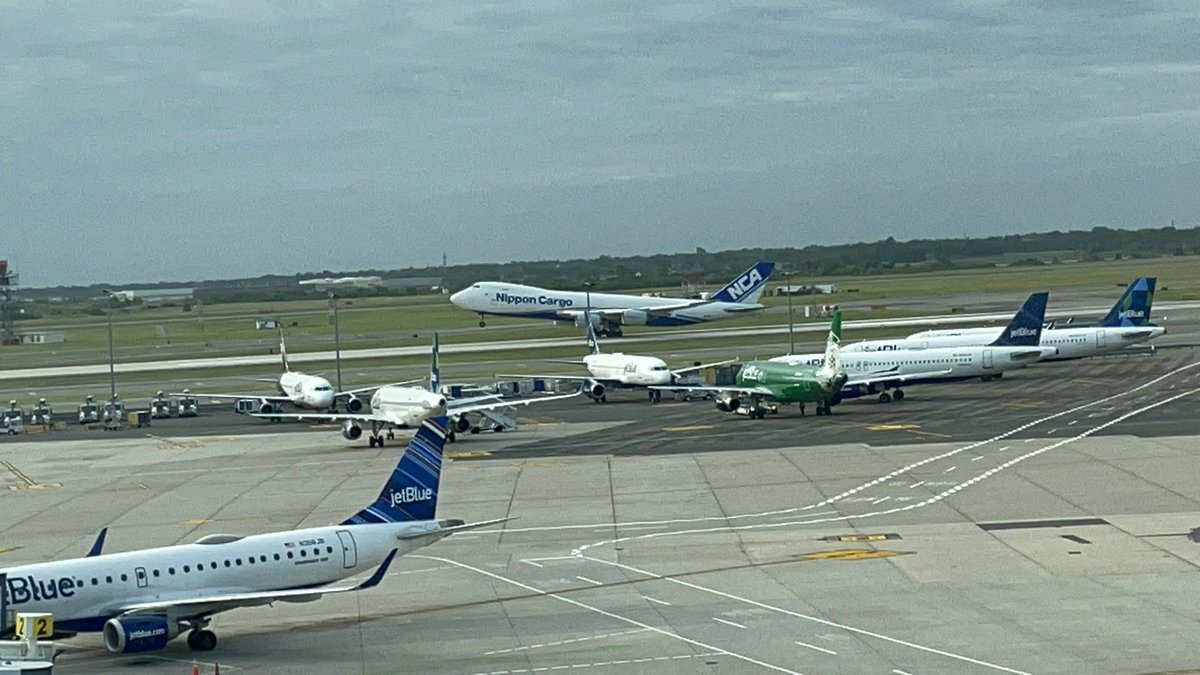 Sultry552's tweet photo. @JFKairport Bucket List #Planespotting at @TWAhotel rooftop pool and runway view room🛫✈️🛬 https://t.co/QH9AmQbW0J