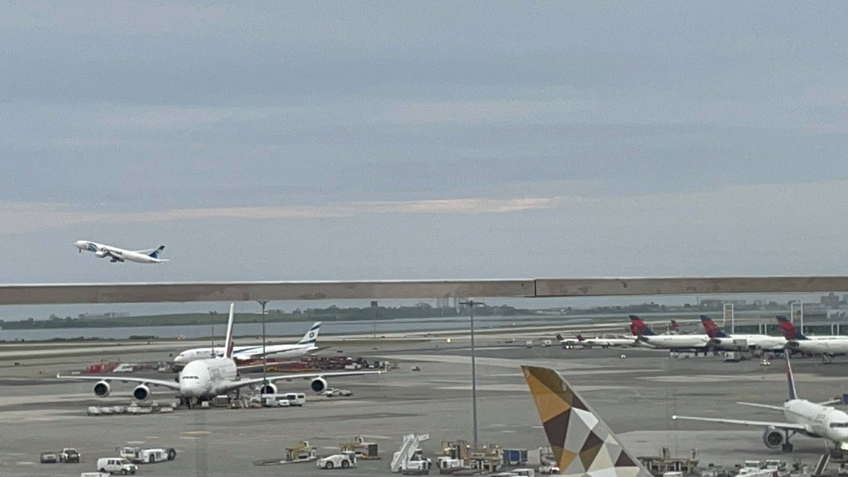 Sultry552's tweet photo. @JFKairport Bucket List #Planespotting at @TWAhotel rooftop pool and runway view room🛫✈️🛬 https://t.co/QH9AmQbW0J