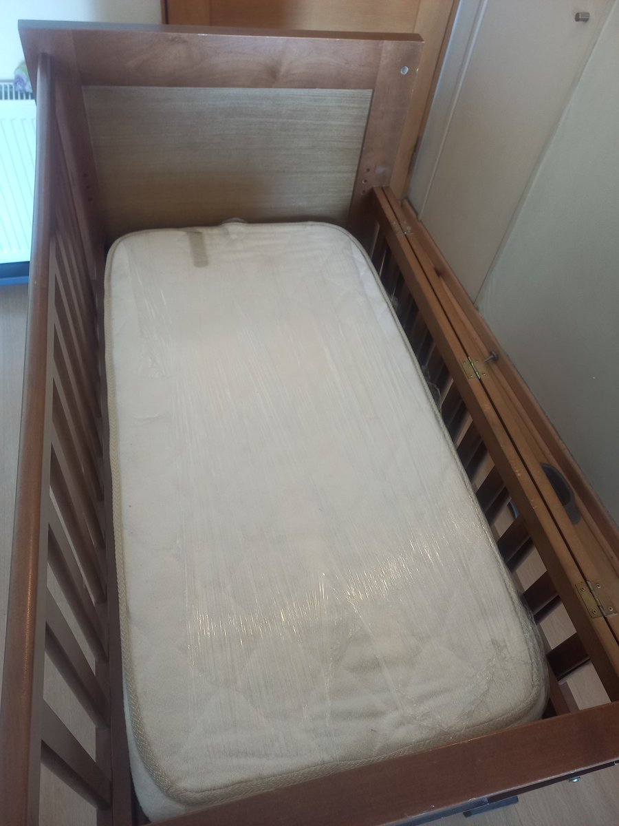Mpmonter's tweet photo. Se vende cuna de 3 niveles + colchón + cubrecama + protector cuna + 2 juegos de sábanas a $70.000. Pedir más fotos. Macul. Retweet 🙏 https://t.co/a7TSSybT4p