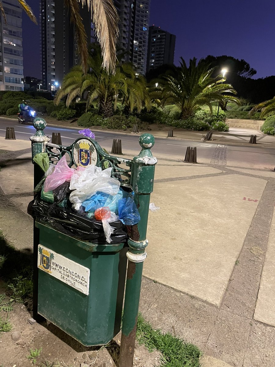 PaulaSahr's tweet photo. @municoncon qué pasa con la limpieza de la basura en el parque de Costas de Montemar? Hace 4 días por lo menos que los basureros están al tope! @alertaconcon https://t.co/QJt83oaPAH