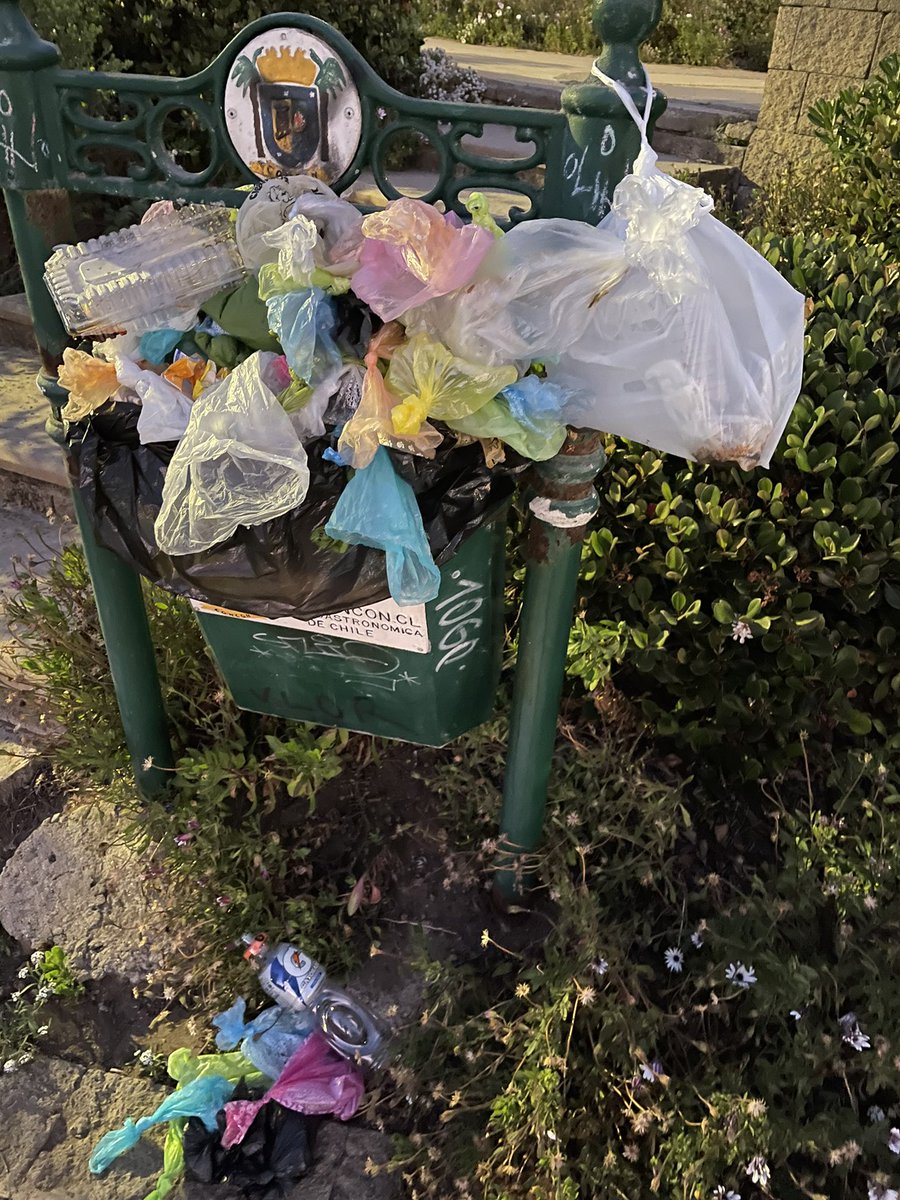 PaulaSahr's tweet photo. @municoncon qué pasa con la limpieza de la basura en el parque de Costas de Montemar? Hace 4 días por lo menos que los basureros están al tope! @alertaconcon https://t.co/QJt83oaPAH