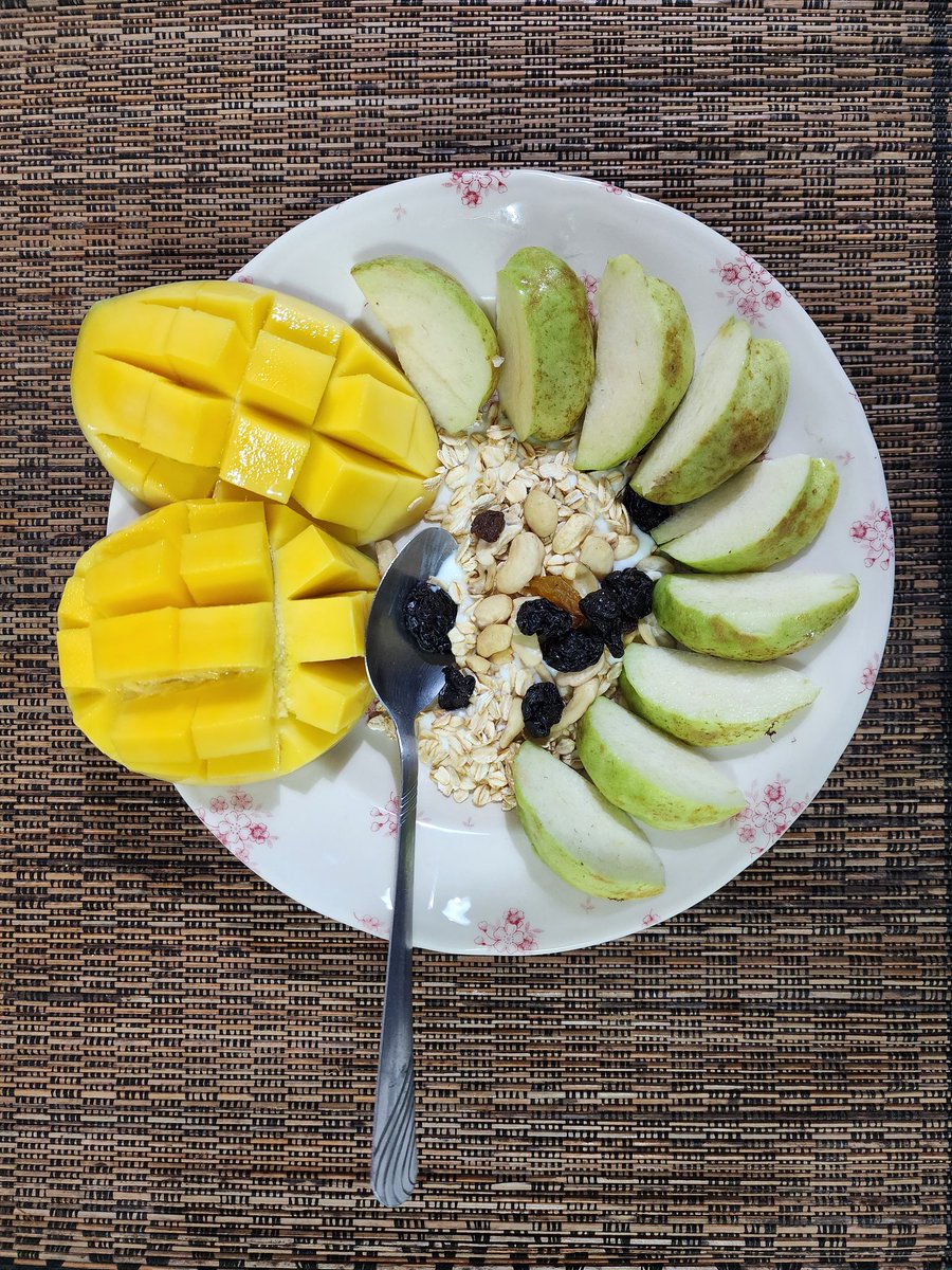 kluxter11's tweet photo. 1 mango
1 guava 
2 table spoon of yogurt 
1 spoon cashew 
1 spoon raiain

#02092022
#roadto75 https://t.co/5A0bOLCacn