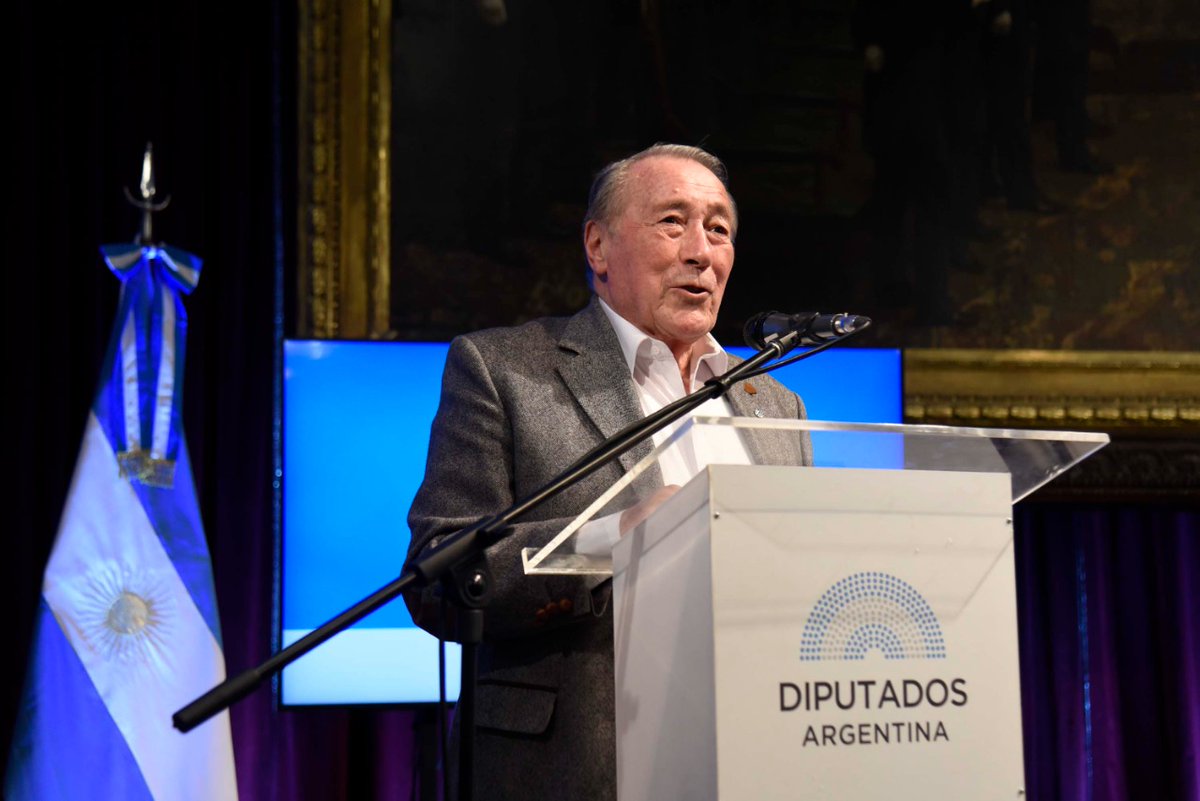 ⏺| MENCIÓN DE HONOR "JUAN BAUTISTA ALBERDI" PARA JOSÉ IGNACIO LÓPEZ
 
En presencia de la presidenta de la Cámara, <a href="/ceciliamoreauok/">Cecilia Moreau</a>, se distinguió al experiodista y exvocero presidencial del Dr. Raúl Alfonsín.

Leé más:
▶ bit.ly/MENCION1N

#UniendoVoces🇦🇷