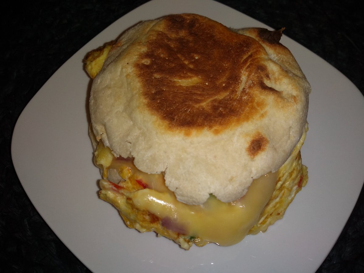 ItsKatysWorld's tweet image. I don't know why I'm showing so many food photos. I'm such a novice. 

But, my son was down for the count for dinner. He woke up starving and wanted a breakfast sandwich. 

I made him this. He's so appreciative. Such a sweet kid.

#BRINNER #BreakfastForDinner 😋