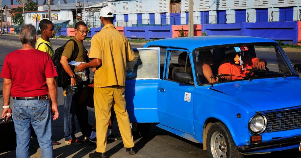 LcLetha's tweet photo. Voy a contar lo q le sucedió a un vecino,durante los inicios de PEspecial, q nunca nos dijeron si había terminado o no.En aquellos años surgen los “Amarillos”, eran inspectores q detenían los carros q circulaban  vacíos y los llenaban de gentes q iban en su mismo sentido. https://t.co/rXUeM7XBfL