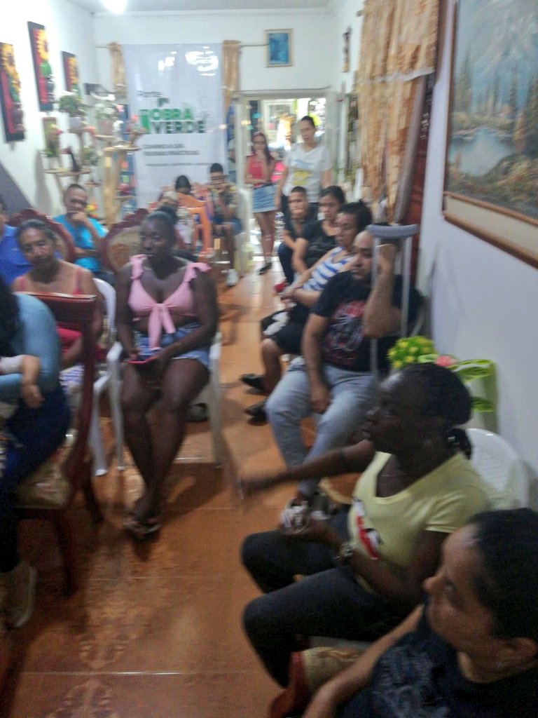 vallenpaz's tweet photo. ✅Una de nuestras temáticas más importante es el manejo y disposición adecuada de residuos sólidos en el hogar, hoy trabajamos con la comunidad del barrio Marroquín en apropiación de buenas prácticas ambientales. 
#EnObraVerde 🌳
 @MHelenaQuin @SoyMASambiental https://t.co/gmFcaNJOd8
