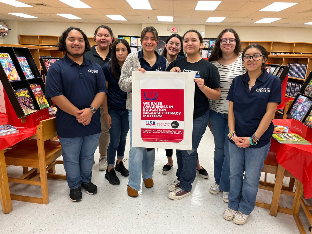 larisa_cantu's tweet photo. Thank you Rowe &amp; Memorial HS Deca for volunteering tonight at our Family Literacy Night. @DECAmustang @Rowe006 @Pride_Mustangs @ialanizdos @annvega @rowehslibrary https://t.co/hiDMg1jJcI