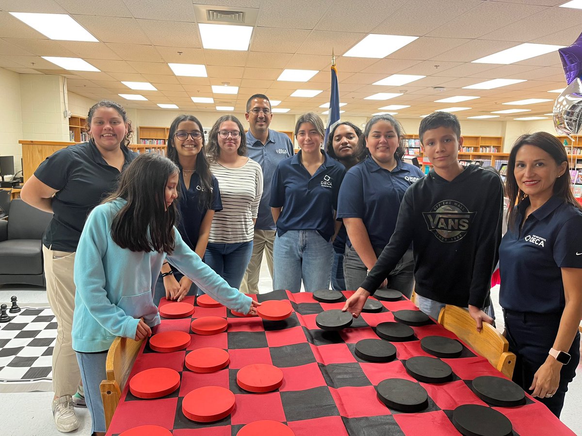larisa_cantu's tweet photo. Thank you Rowe &amp; Memorial HS Deca for volunteering tonight at our Family Literacy Night. @DECAmustang @Rowe006 @Pride_Mustangs @ialanizdos @annvega @rowehslibrary https://t.co/hiDMg1jJcI