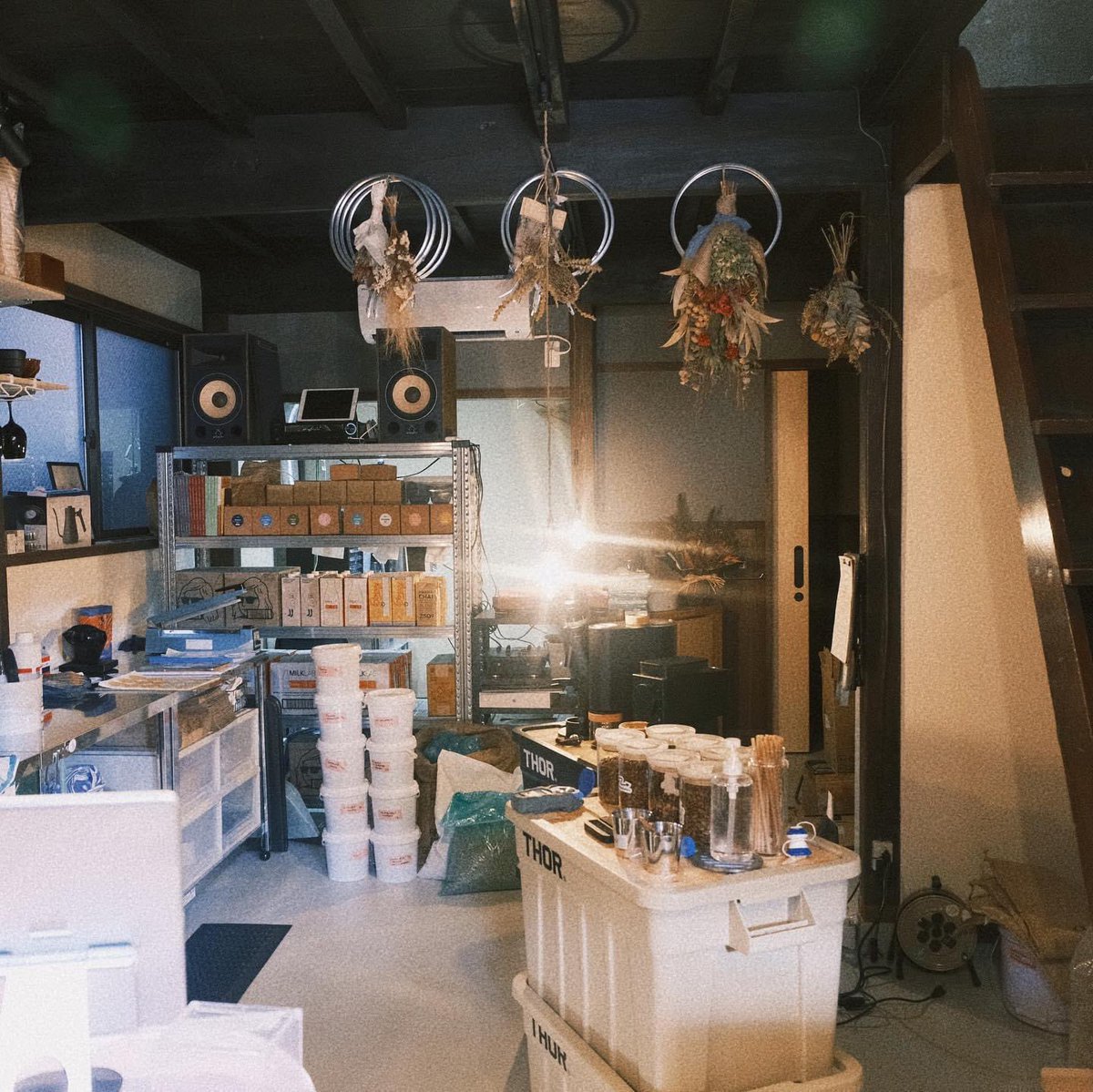 WuTingChung's tweet photo. 【Nonstop Coffee Stand &amp;Roastery】金沢 Coffee Tour☕️
-
初次的金澤旅行，就被這號稱���京都的都市吸引。
精緻的街道，散發著這裡特有的悠閒感，空氣中都充滿文藝氣息🎨
-
#NonstopCoffeeStand #CoffeeRoastery #金澤旅行 #隱藏咖啡 #金澤咖啡 https://t.co/kgCQ4Twqxi