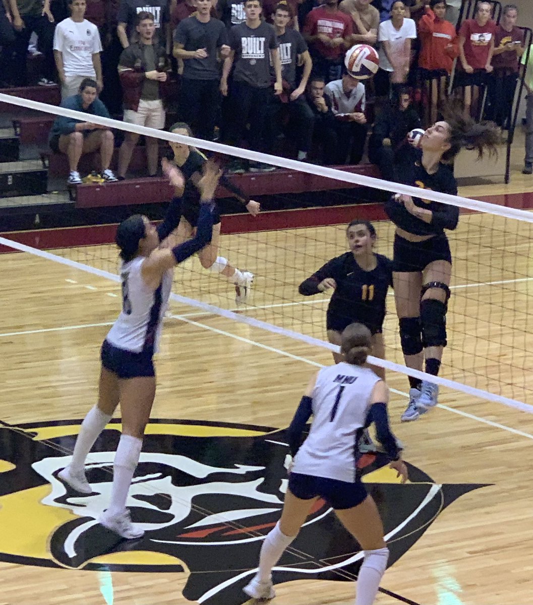 BradBiles's tweet photo. Another fantastic women’s volleyball set in Parkville, Mo. No. 10 @mnusports comes from behind late in the third set against No. 13 @ParkUniversity @ParkPirates to win 29-27 and forces a fourth set with Park leading 2-1. @HeartSportsNews #ProtectTheBreck https://t.co/avNa2zDrWV