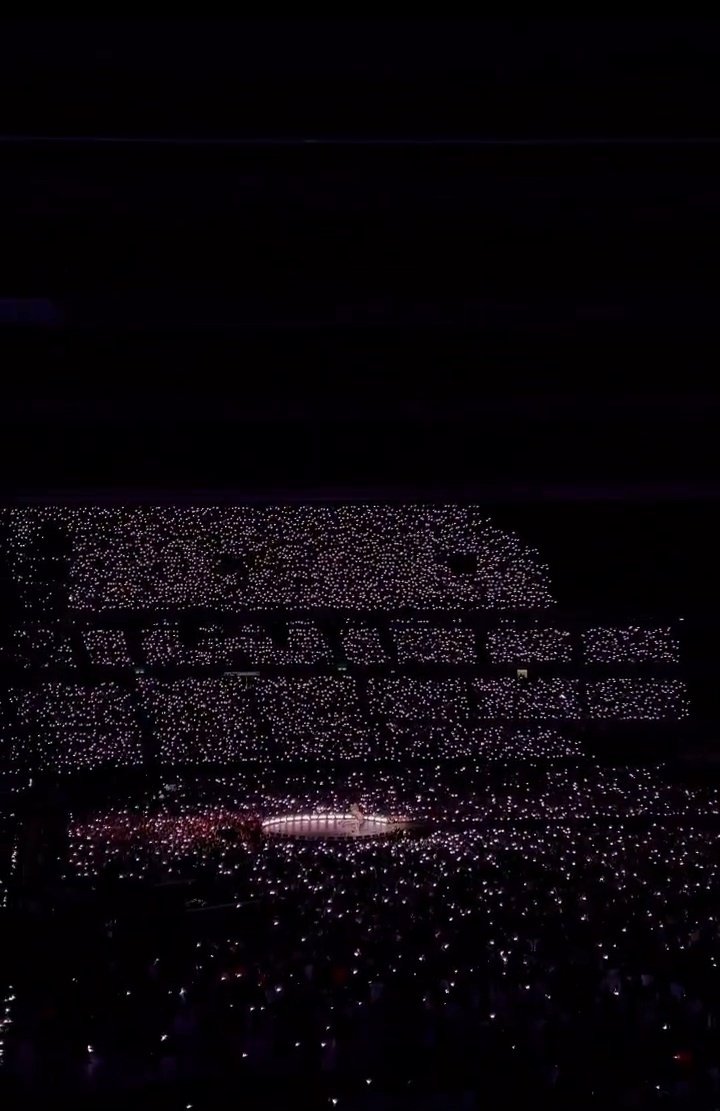 swagtriplet's tweet photo. Que sigan hablando todo lo que quieran, pero absolutamente nadie le va a quitar todo lo que ella logró por su propio mérito, laburo y esfuerzo. Hoy suma un logro más, cantando una balada propio junto a Coldplay en el Estadio Monumental. Tini Stoessel señores. https://t.co/aqHnUKQxb8