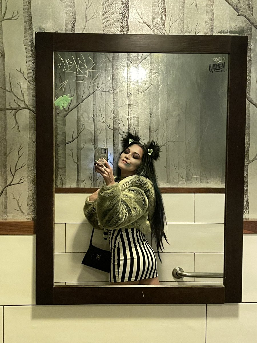 BabyBatchild's tweet photo. Heiiii friends. I’m v depresso and only really use Twitter to lurk in comment threats + laugh, but I wanted to say Happy Extended Halloween szn from Pussyjuice. 🐈‍⬛🧃 https://t.co/TOc1ulJDAS