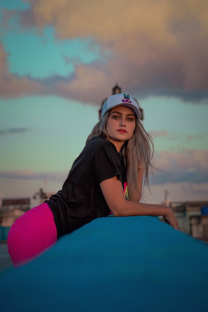 Ella anda en la de ella, 
Sin complicarse por nada,
Enfocada en lo suyo😉