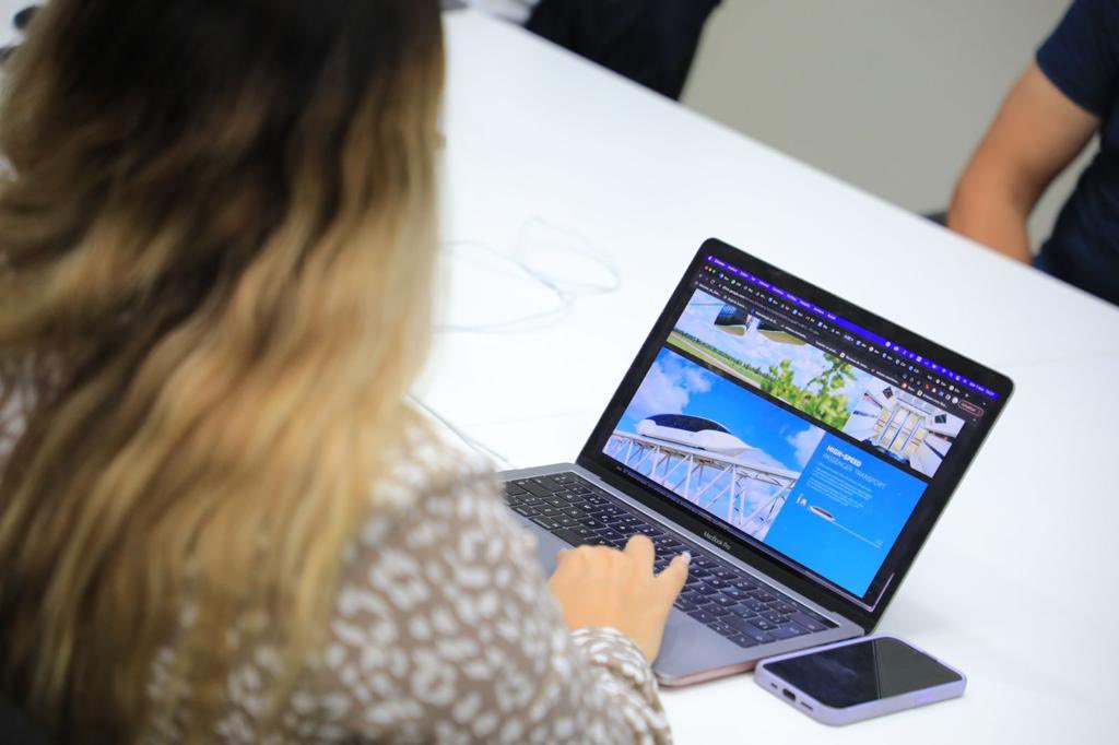 CrisFloresSV's tweet photo. Unitsky es una empresa que está por iniciar operaciones en Latinoamerica, con El Salvador como sede, donde ejecutará un proyecto innovador de movilidad sostenible, y se vincula con las apuestas de logística y conectividad del Presidente @nayibbulele, como el #TrenDelPacífico. https://t.co/7RujE4ZcQV