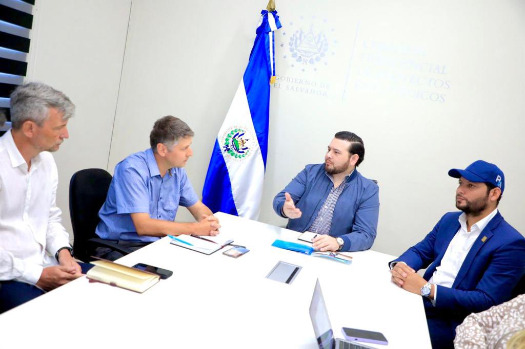 CrisFloresSV's tweet photo. Unitsky es una empresa que está por iniciar operaciones en Latinoamerica, con El Salvador como sede, donde ejecutará un proyecto innovador de movilidad sostenible, y se vincula con las apuestas de logística y conectividad del Presidente @nayibbulele, como el #TrenDelPacífico. https://t.co/7RujE4ZcQV