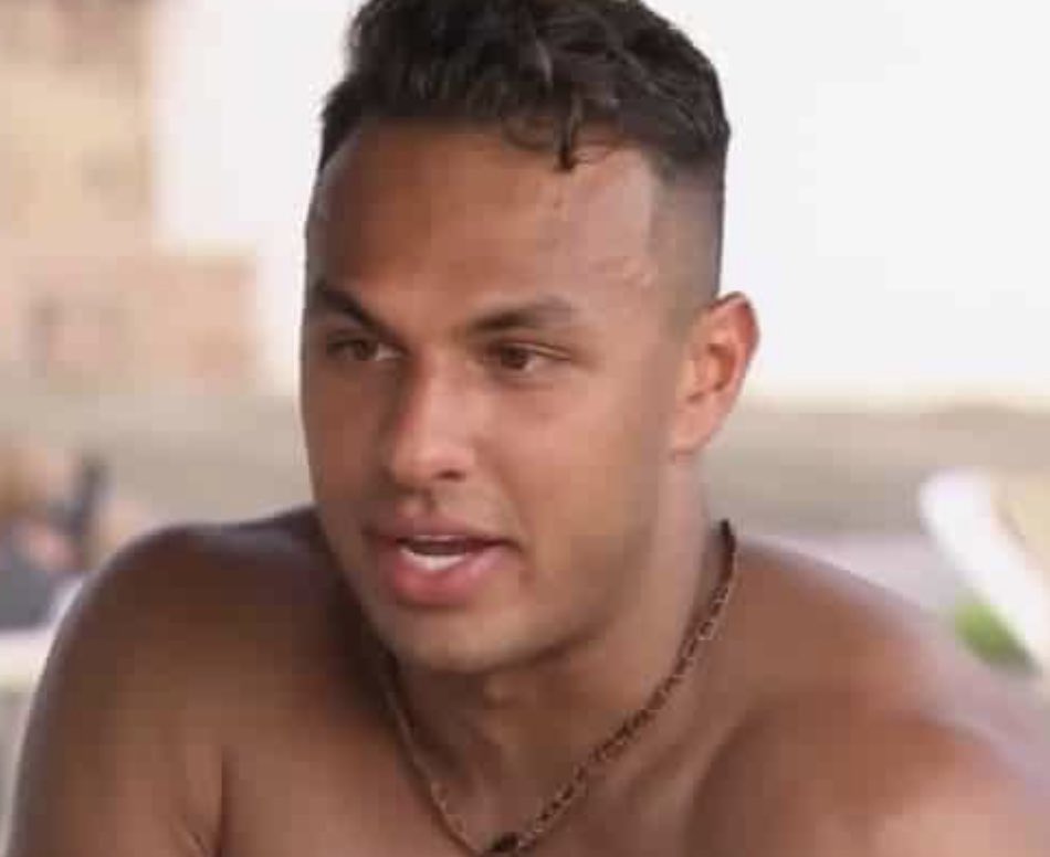 JenluvsAus's tweet photo. Aaron had us fooled all season. He went from man to emotionally immature boy in a matter of minutes. 

🚩🚩🚩🚩🚩🚩🚩🚩🚩

#bachelorinparadiseabc #BachelorNation #bachelorinparadise https://t.co/baD4kBaQ3p