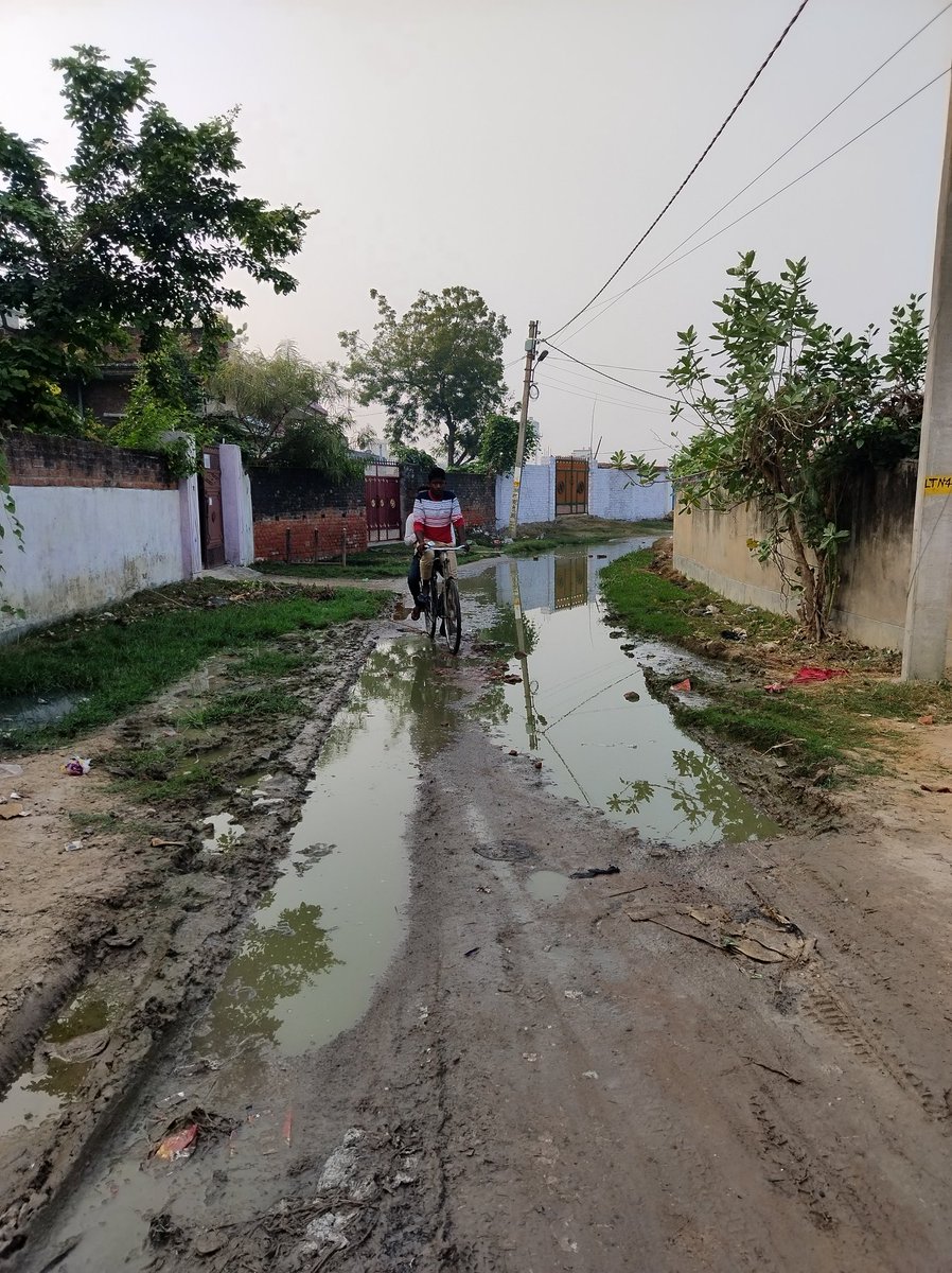 YogeshKdube's tweet photo. वार्ड no३ पीडीडीयू नगर,चकिया रोड से पूजा पब्लिक स्कूल मार्ग,नाली और सड़क के अभाव में दयनीय स्थिति।बच्चों का आवागमन दूभर।घरों का गंदा पानी सड़क पे जमा होने से जल जमाव,बीमारी फैलने का खतरा।नगर पालिका के पास बजट नहीं।@DrMNPandeyMP @dmchandauli @myogiadityanath  @santoshjeebjp https://t.co/K8qtEt7slT