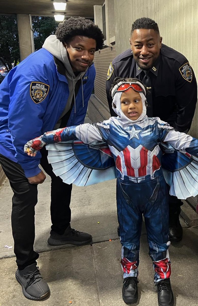 NYPD113Pct's tweet photo. Halloween's festivities were full of sweets, toothbrushes and more photos! #HALLOWEEN2022 #PBQS #COMMUNITYAFFAIRS https://t.co/mARKbEEALL