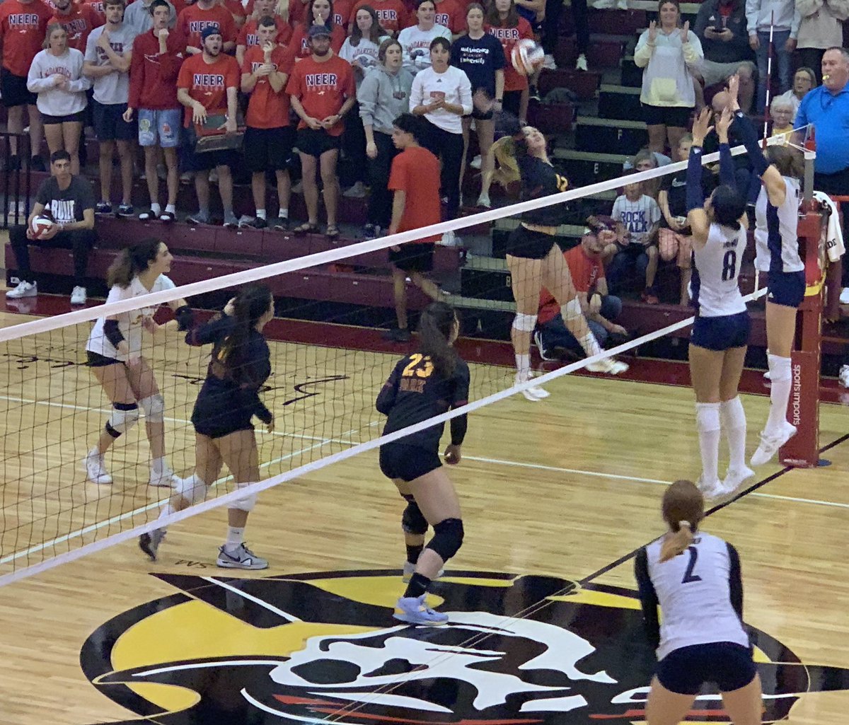 BradBiles's tweet photo. And we are going to a fifth set in Parkville, Mo., as @naia No. 10 @mnusports women’s volleyball tops No. 13 @ParkUniversity @ParkPirates, 25-21 in set four. A great @HeartSportsNews battle! #ProtectTheBreck https://t.co/vxSn3YnETT