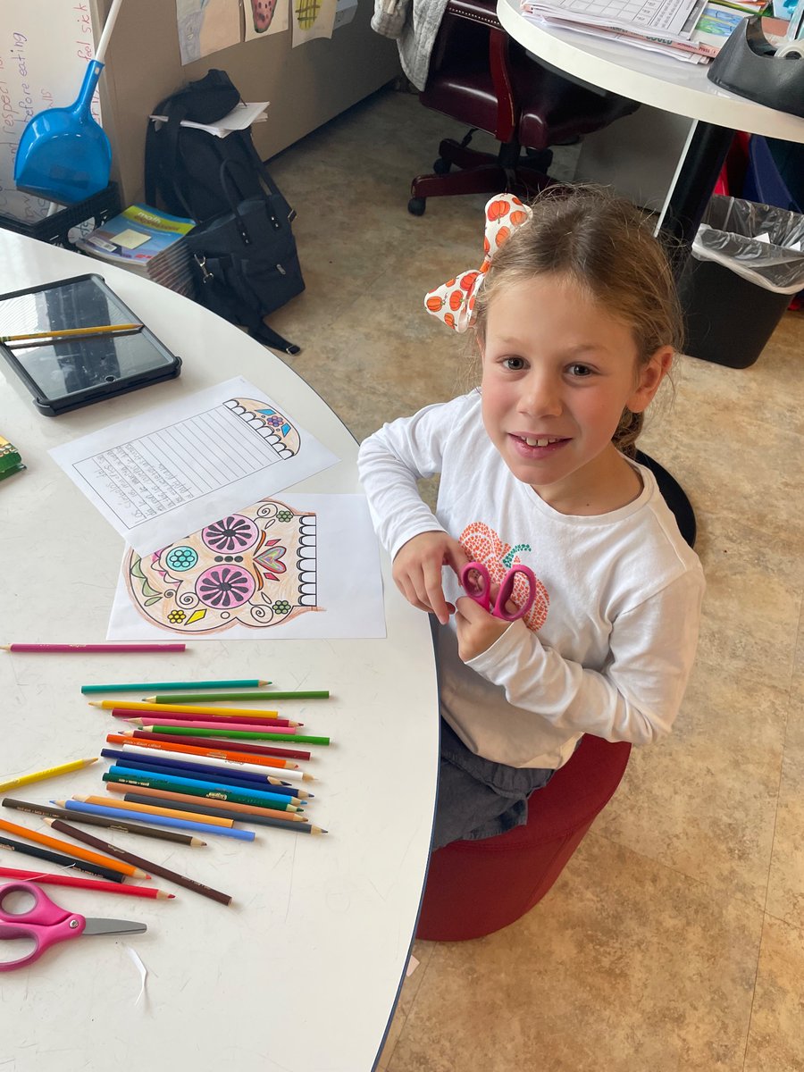 MissBauer9's tweet photo. El dia de los muertos! These learners created their own sugar skulls (las calaveras) and wrote about different symbols and reasons why counties around the world celebrate this holiday! #MineolaProud https://t.co/ksRmm2VP8j