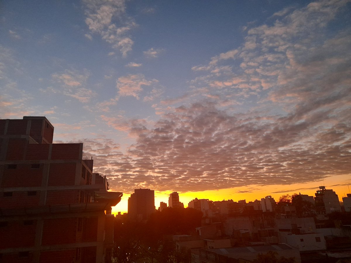 Pfer19's tweet photo. @vibraescrita Un hermoso atardecer CABA https://t.co/0YMDWvNTGj