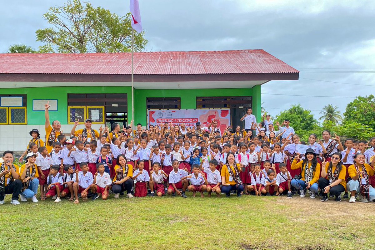 fadhtusa's tweet photo. Satu lagi tambahan pengalaman luar biasa weekend kemarin di Desa Oelasin, Kabupaten Rote Ndao, Prov. NTT.
Bae sonde bae, tanah NTT lebe bae.
Terima kasih 1000 Guru Kupang 🖤 https://t.co/aj2SlBROqT
