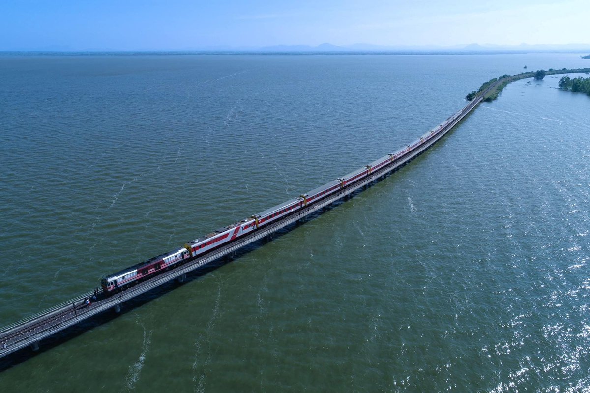 รถไฟลอยน้ำสัมผัสลมหนาวกับขบวนรถพิเศษนำเที่ยว เส้นทางกรุงเทพ – เขื่อนป่าสักชลสิทธิ์ น่าไปนั่งมาก 

เปิดให้บริการไปเช้าไปเย็นกลับ มีทุกวันเสาร์ -อาทิตย์
วันที่ 5–6, 12-13, 19-20, 26-27 พ.ย. 65 
วันที่ 3-4, 10-11, 17-18, 24-25 ธ.ค. 65 
วันที่ 7-8, 14-15, 21-22, 28-29 ม.ค.66