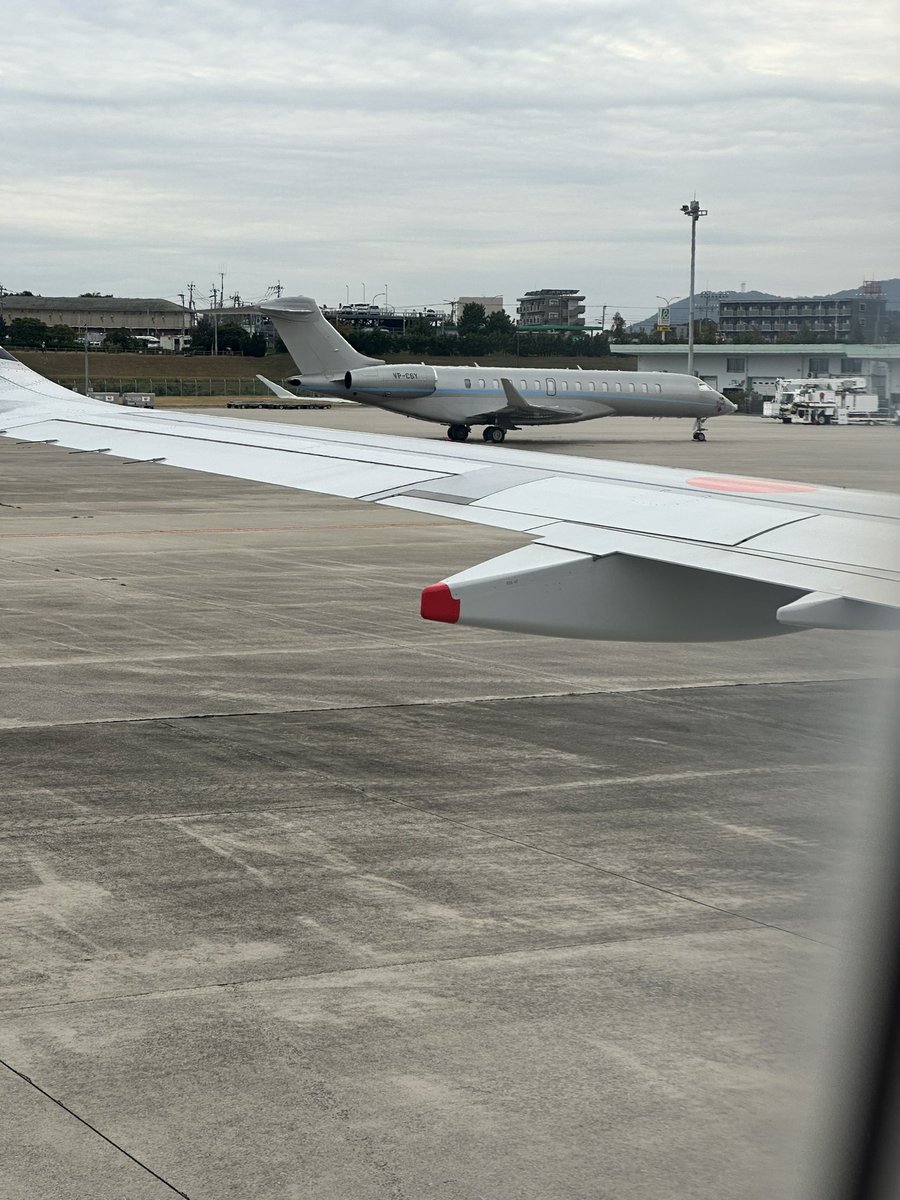youmac23's tweet image. 2022年11月1日大分空港で変な飛行機見かけたんで機体記号（VP-CSY）で調べたら双日傘下でビジネスジェット運航してるフェニックスジェット社のボンバルディアグローバル7500でした
なんで大分空港いるんだ #飛行機 #vpcsy #PhenixJet #ケイマン諸島