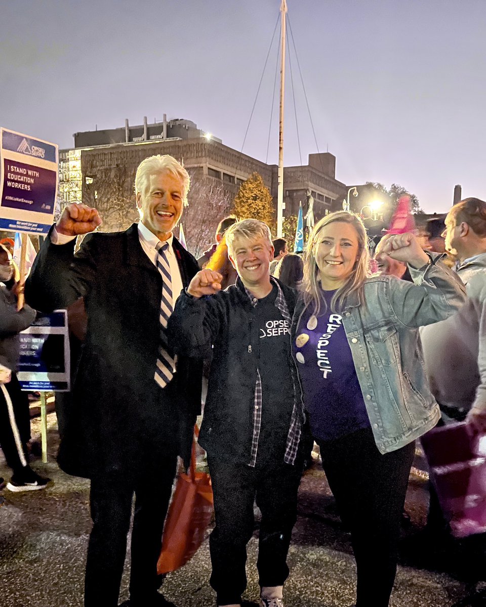 chrisglover's tweet photo. Watched the sun both rise and fall at Queen’s Park while fighting for the rights of @CUPEOntario @osbcucscso education workers and ALL workers across Ontario.

This will be a long fight. I’m ready to roll up my sleeves and get to work. ✊

#ONpoli https://t.co/wTft0QfJeT