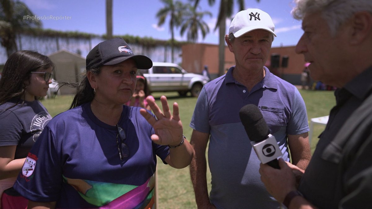 profreporter's tweet image. Em Coronel Sapucaia, em Mato Grosso do Sul, o #ProfissãoRepórter flagrou uma suspeita de assédio eleitoral, 48 horas antes do segundo turno. Beneficiários do Auxílio Brasil foram chamados para reunião e incentivados a votar em Bolsonaro.