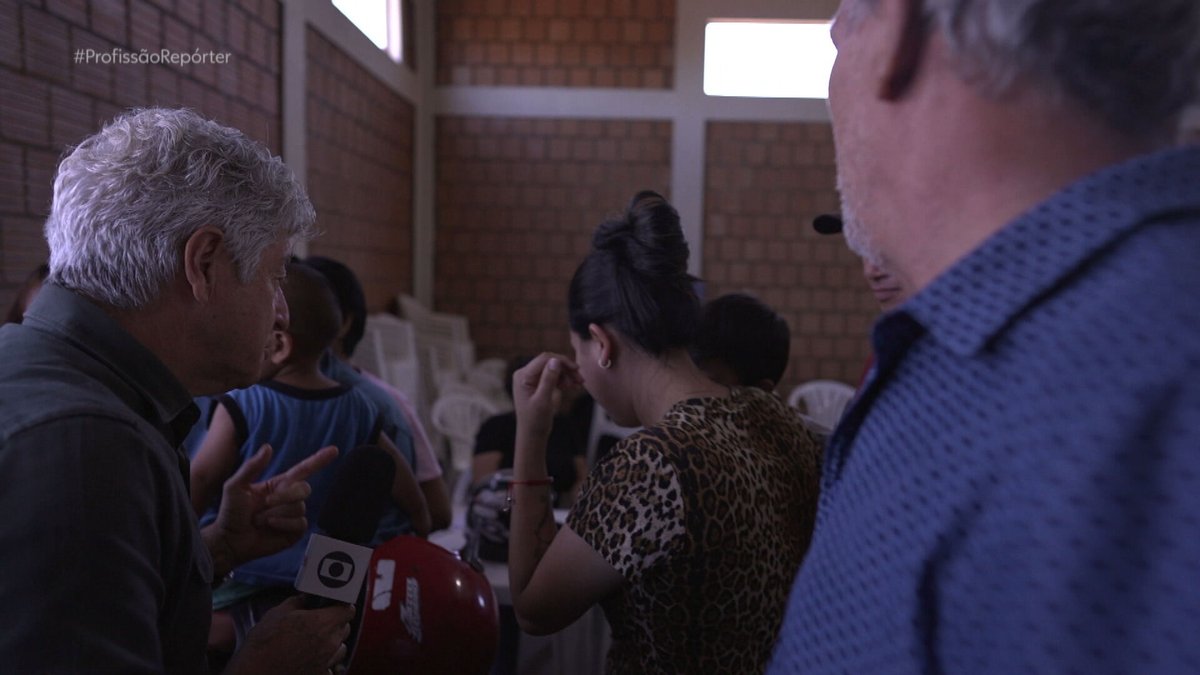 profreporter's tweet image. Em Coronel Sapucaia, em Mato Grosso do Sul, o #ProfissãoRepórter flagrou uma suspeita de assédio eleitoral, 48 horas antes do segundo turno. Beneficiários do Auxílio Brasil foram chamados para reunião e incentivados a votar em Bolsonaro.