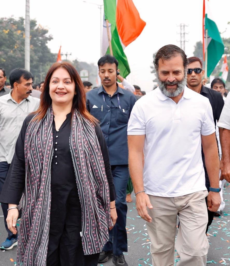 Actress-filmmaker Pooja Bhatt briefly joins the Congress party's Bharat Jodo Yatra. The Yatra resumed from Hyderabad city in Telangana this morning. (Source: AICC)