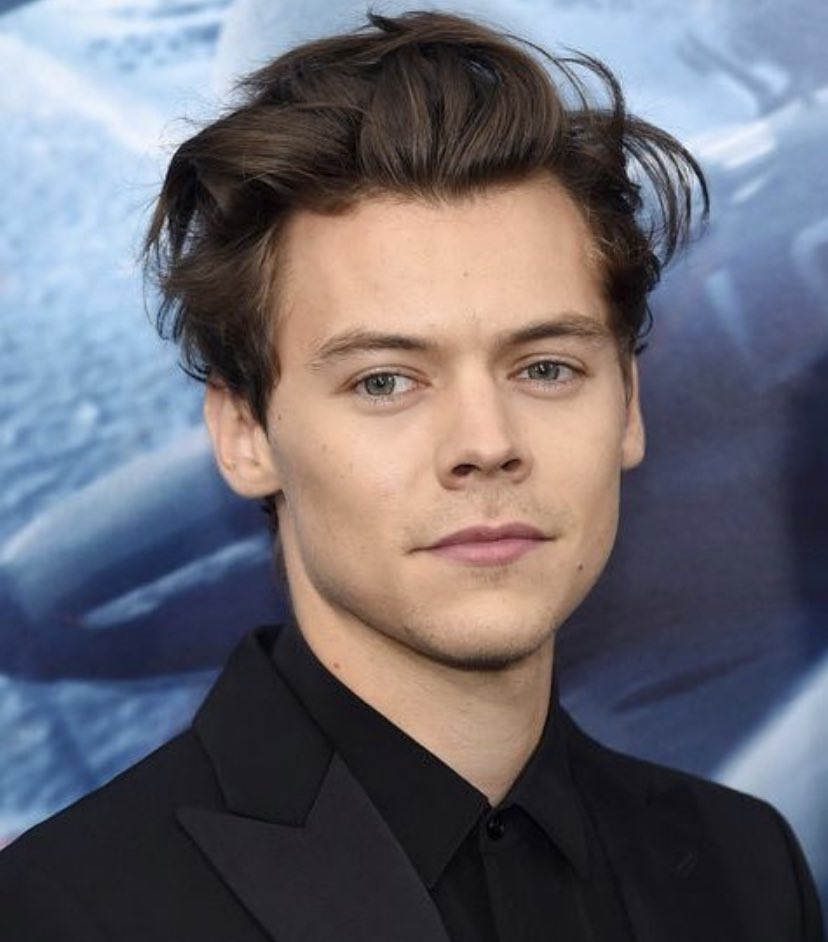 theonewithst's tweet photo. a frase “envelhece igual vinho” nunca fez tanto sentido, harry styles dunkirk 2017 e my policeman 2022 são grandes gostosos https://t.co/EqEcjHVeqU
